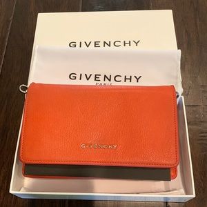 GUVENCHY Woman’s cross body wallet.